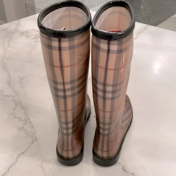 Burberry rain boots size 39 - Picture 3 of 4